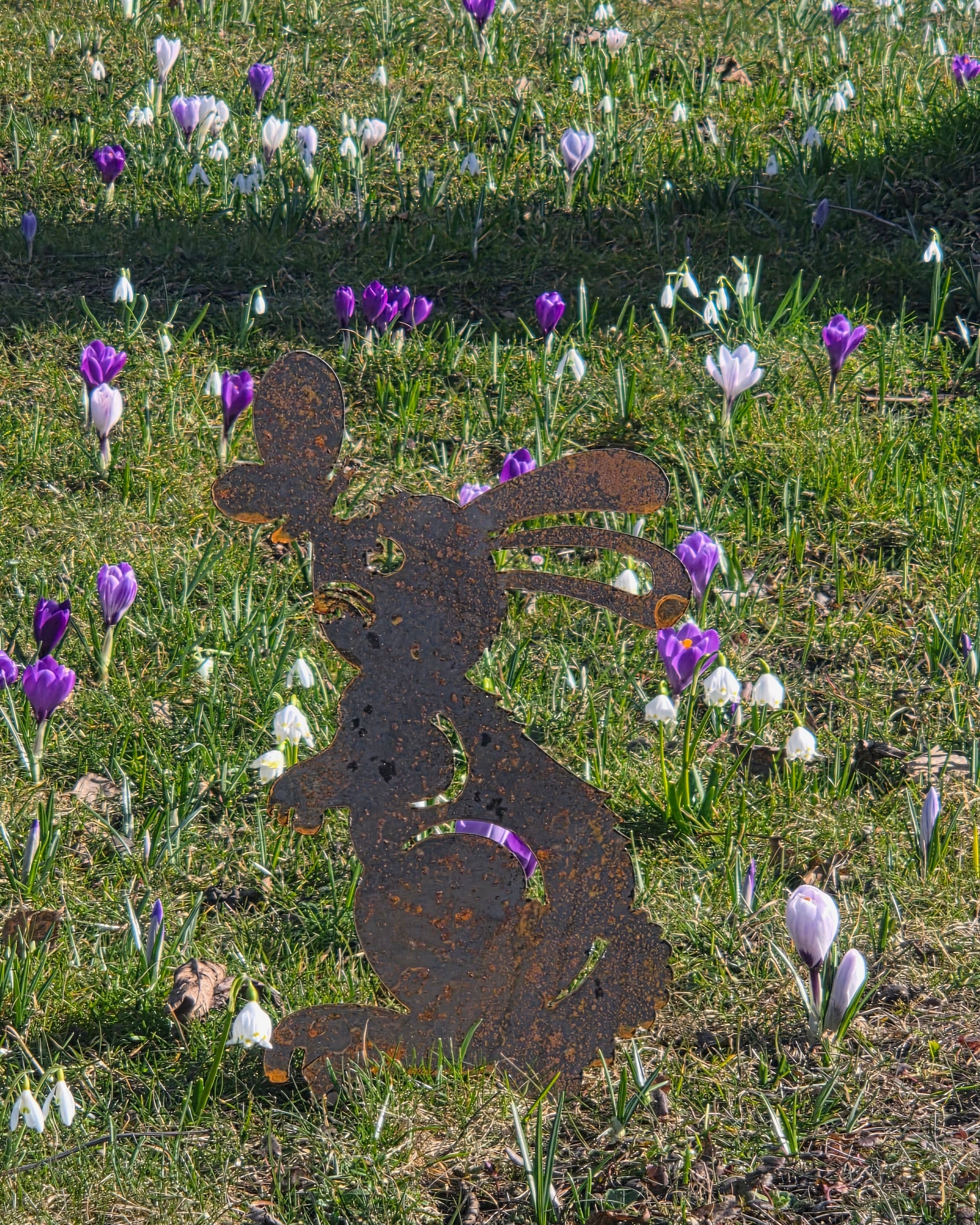 Gartenstecker "Osterhase mit Schmetterling" - 2mm Cortenstahl (Edelrost)