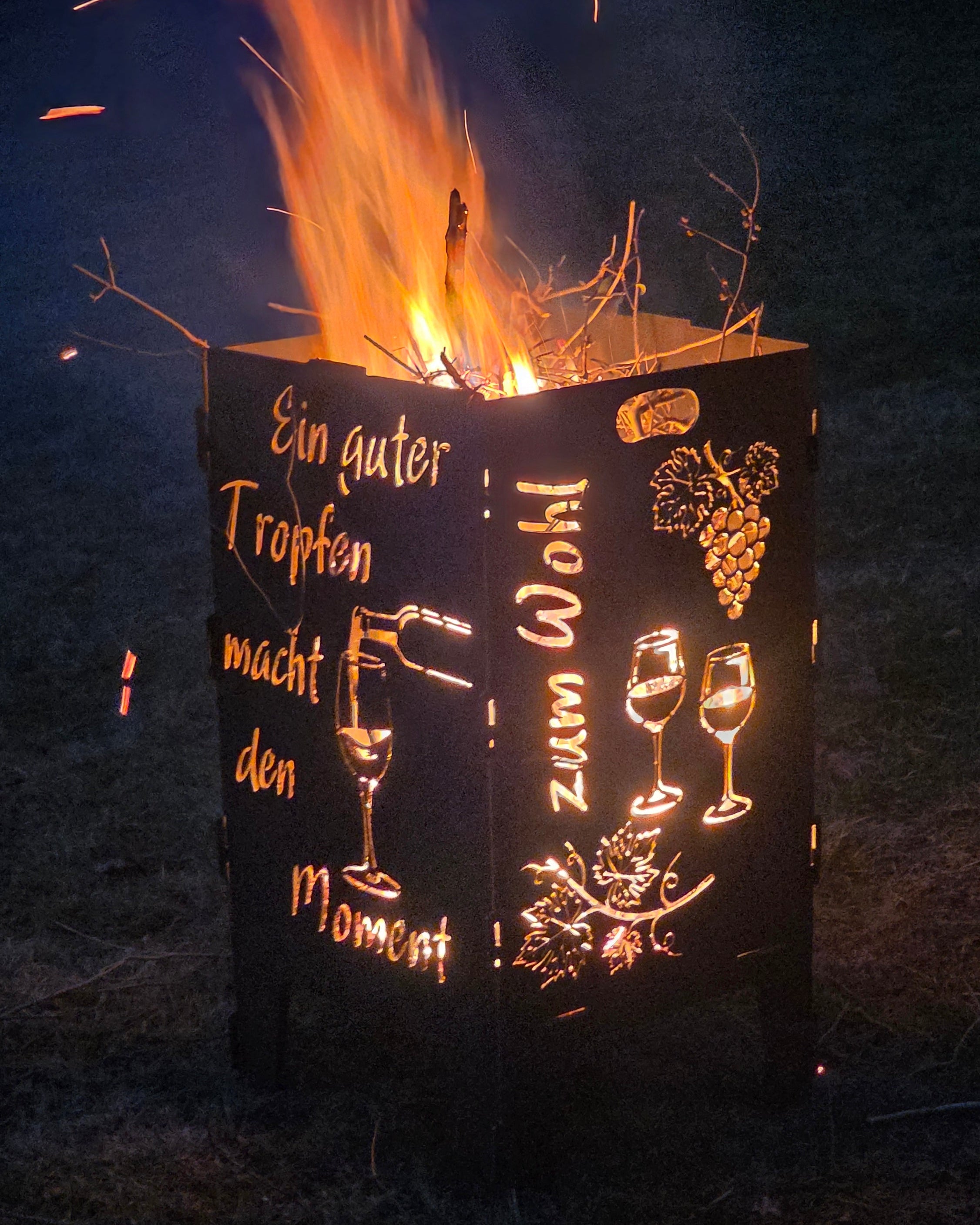 Wein & Wohl – Feuertonne aus Cortenstahl | Plasmacut-Unikat mit goldenem Lichtspiel 🍇🍷🔥