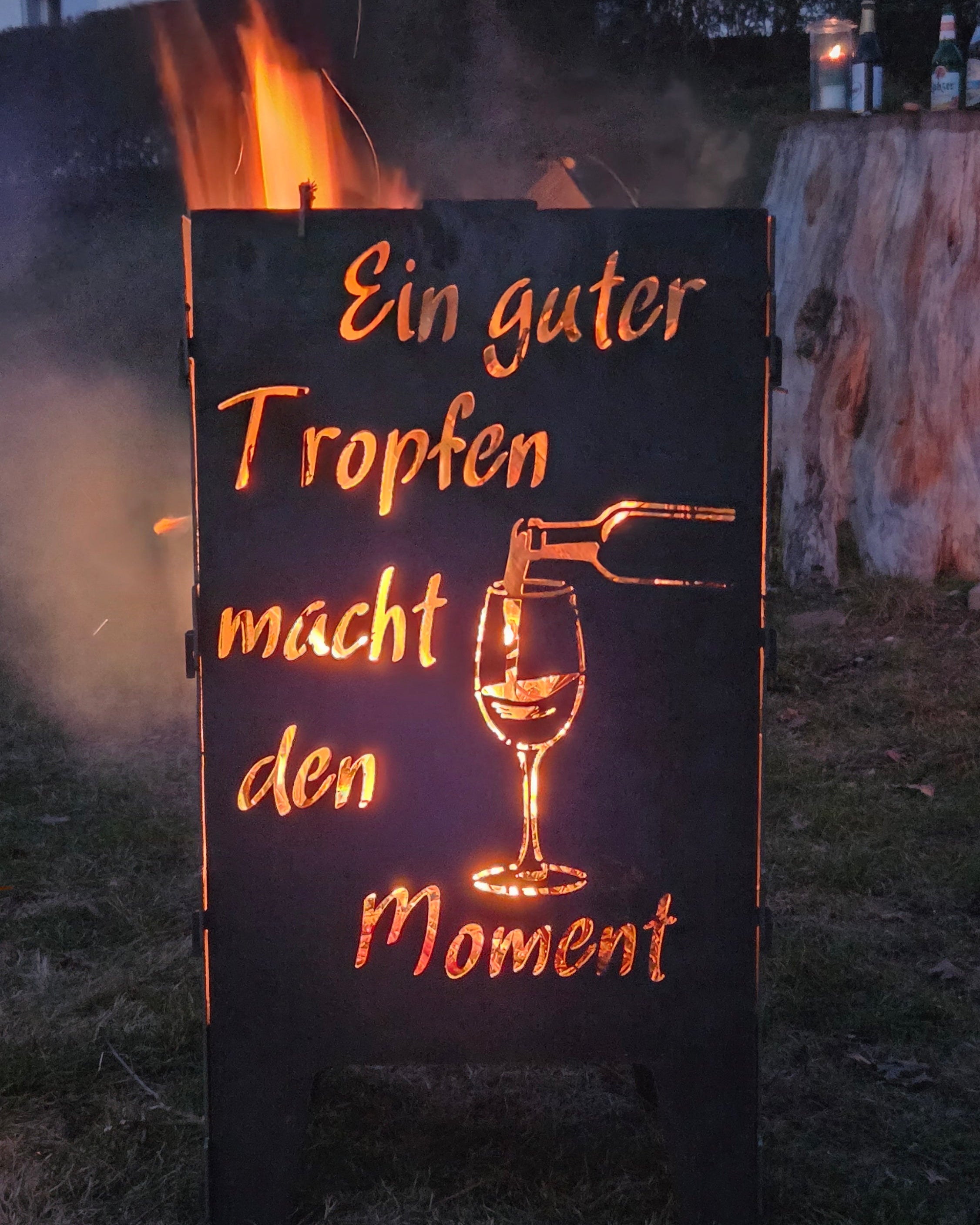Wein & Wohl – Feuertonne aus Cortenstahl | Plasmacut-Unikat mit goldenem Lichtspiel 🍇🍷🔥