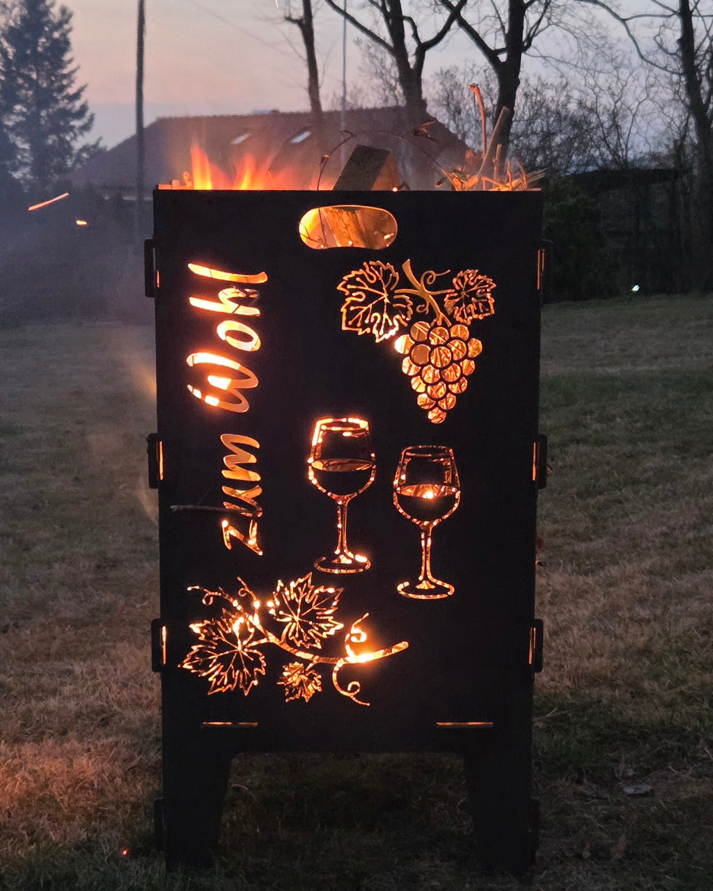 Wein & Wohl – Feuertonne aus Cortenstahl | Plasmacut-Unikat mit goldenem Lichtspiel 🍇🍷🔥