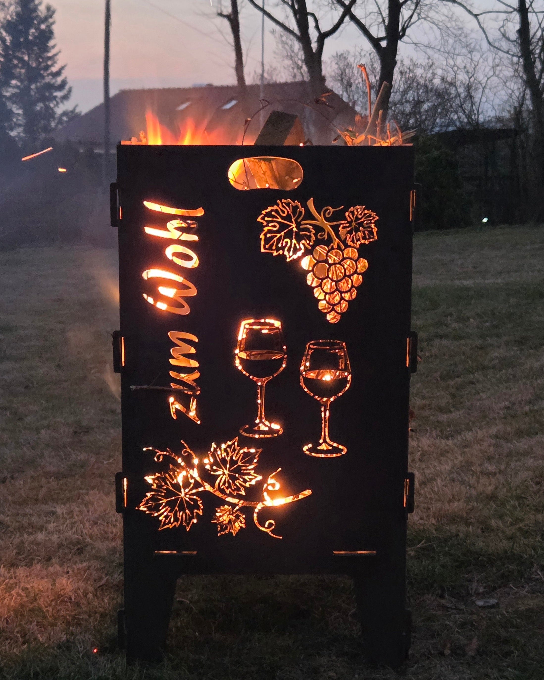 Wein & Wohl – Feuertonne aus Cortenstahl | Plasmacut-Unikat mit goldenem Lichtspiel 🍇🍷🔥