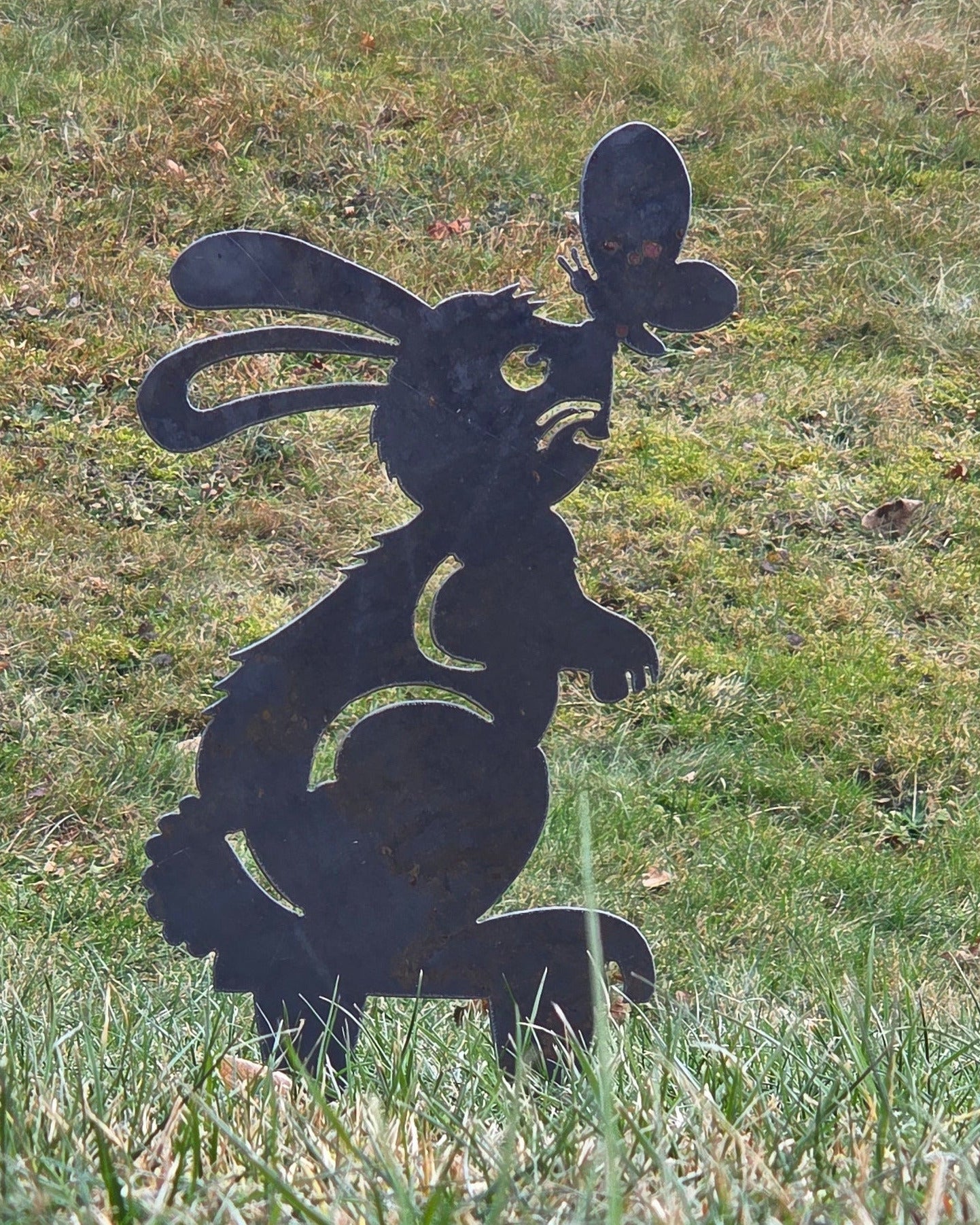 Gartenstecker "Osterhase mit Schmetterling" - 2mm Cortenstahl (Edelrost)